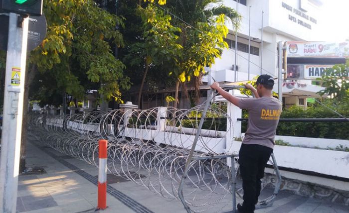 Polrestabes Pasangi Kawat Berduri Kantor KPU Kota Surabaya