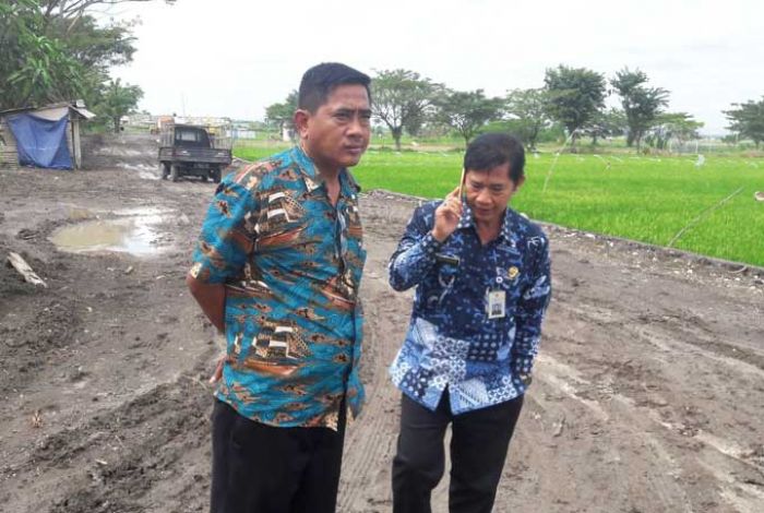 Malah Becek, Warga Kedanyang Hentikan Perbaikan Jalan Eks Proyek Pipanisasi Pertamina Gas