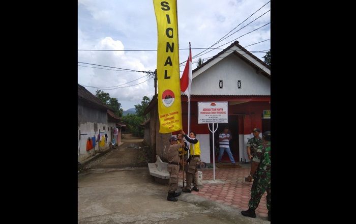 Tak Punya Izin, 42 Umbul-umbul Milik APTEV Dicopot Satpol PP Trenggalek