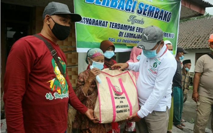 Bagikan Sembako Kepada Warga Terdampak Erupsi Gunung Semeru, JKSN Lumajang Sisipkan Edukasi 3 M