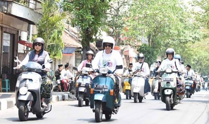 Peringati Hari Santri Nasional 2023, Wali Kota Kediri Naik Vespa Ikuti Touring Religi