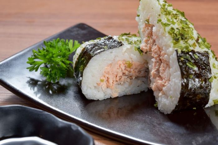 Resep Onigiri Tuna Suwir Mayo, Ide Praktis untuk Bekal