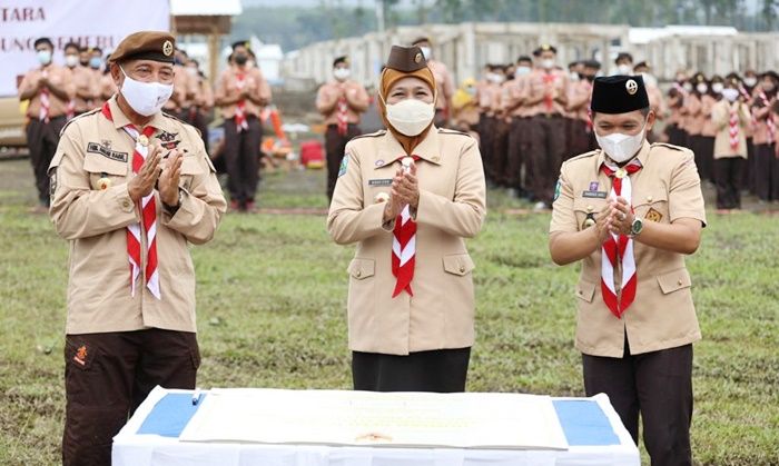 Resmikan Pembangunan 50 Huntara bagi Korban Semeru, Gubernur Khofifah Puji Gotong Royong Pramuka