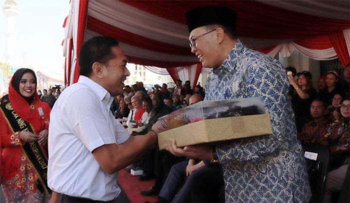 Hadiri Asia Africa Festival, Ketua DPRD Kota Pasuruan Serahkan Cinderamata Kepada Wali Kota Bandung