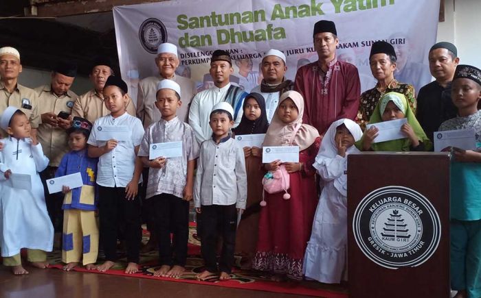 Juru Kunci dan Pengurus Kaum Giri Gelar Santuni Ratusan Anak Yatim dan Dhuafa