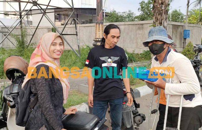 Ramadan 2024, Relawan Siber Kediri Bagikan Takjil ke Pengguna Jalan