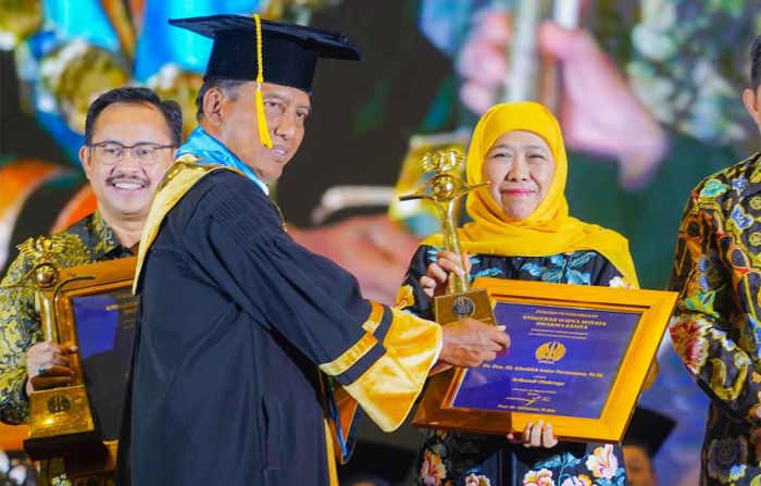 Khofifah Sabet Anugerah Widya Wiyata Dharma Samya di Dies Natalis Unesa ke-60