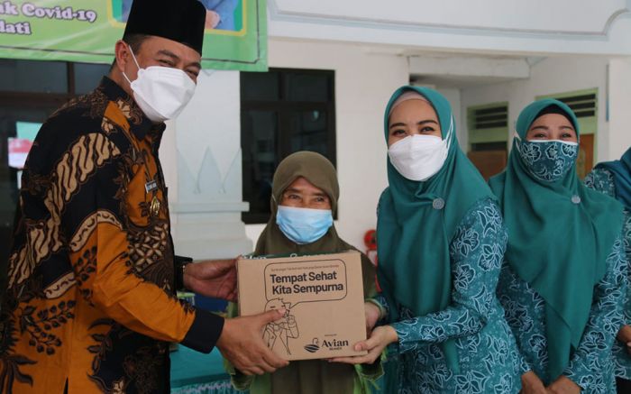 Sambang Desa, Istri Bupati Sidoarjo Salurkan Sembako Seraya Ajak Warga Peduli Lingkungan