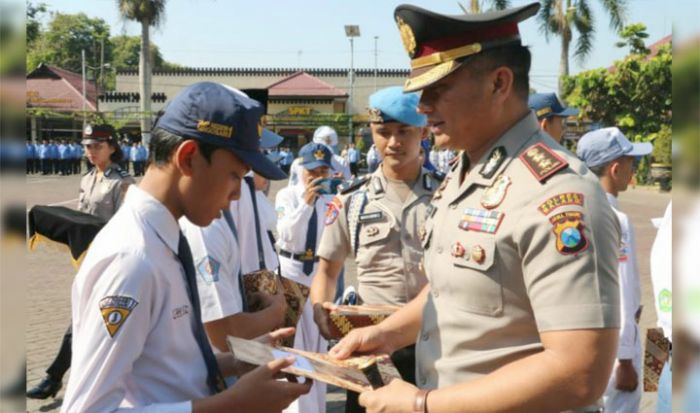 Polres Malang Bagikan Hadiah kepada Pemenang Lomba Vlog