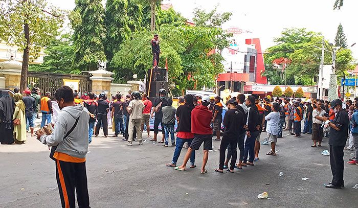 Demo di DPRD Gresik, Ratusan Juru Parkir Tuntut Bagi Hasil Lebih Besar