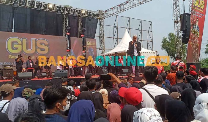 Ganjar Bagikan 2.024 Nasi Krawu dan Resmikan Relawan Gus di Stadion Gejos Gresik