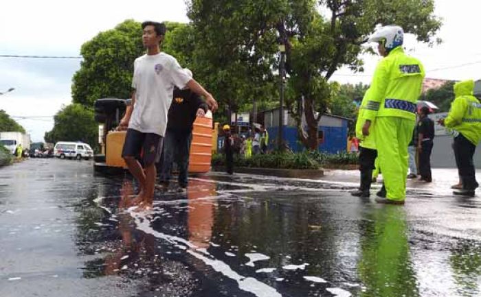 Tabrak Trotoar, Truk Bermuatan Solar Terguling di Jalan HOS Cokroaminoto Tuban