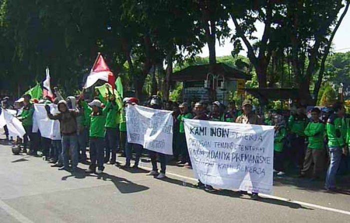 Ratusan Buruh PT Kahutindo Demo Pemkab Gresik, Minta 2 Temannya Dibebaskan