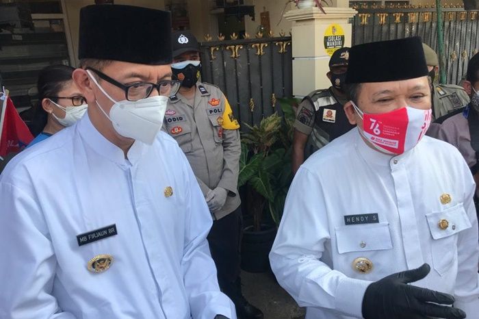 Bupati Hendy Bersama Gus Firjaun Kunjungi Warga yang Isoman, Pasang Bendera Merah di Depan Rumah