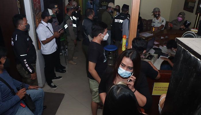 Gelar Razia, Petugas Gabungan di Kota Blitar Temukan Karaoke Masih Beroperasi saat Ramadan