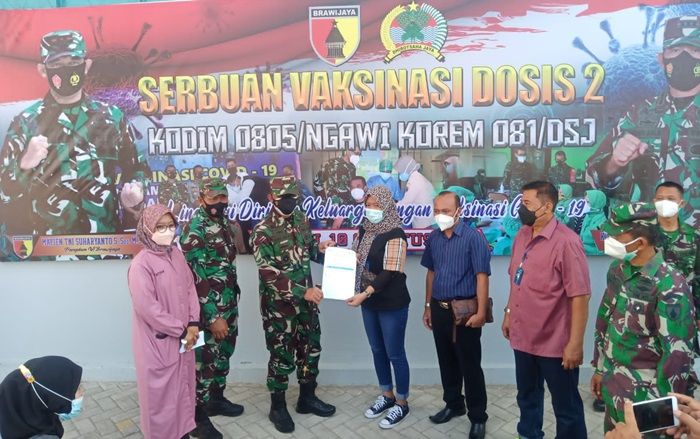 Danrem 081 Madiun Pantau Langsung Serbuan Vaksinasi Massal bagi Buruh Pabrik di Ngawi