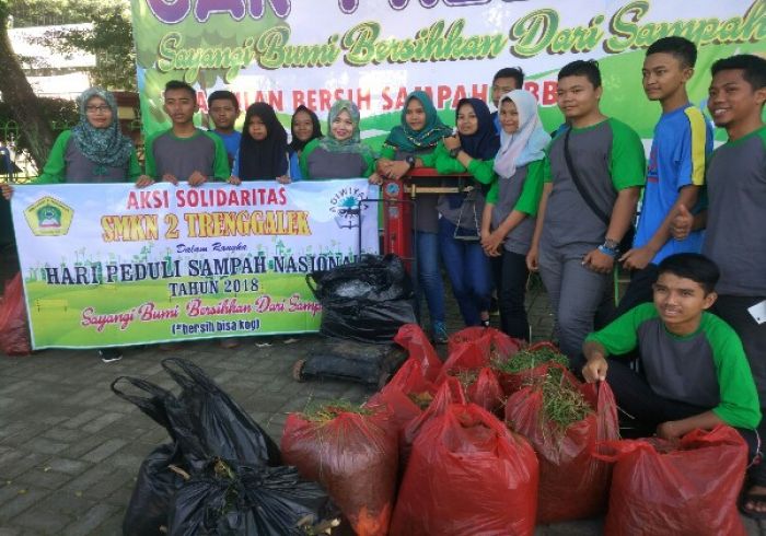 Gandeng Siswa-siswi, DPKPLH Bersihkan Sampah di Alun-alun Trenggalek