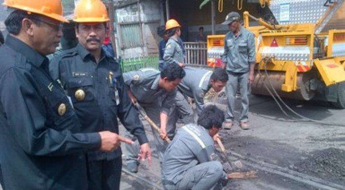 Tak Sabar Lihat Jalan Nasional semakin Rusak, Bupati Gresik Turun ke Jalan