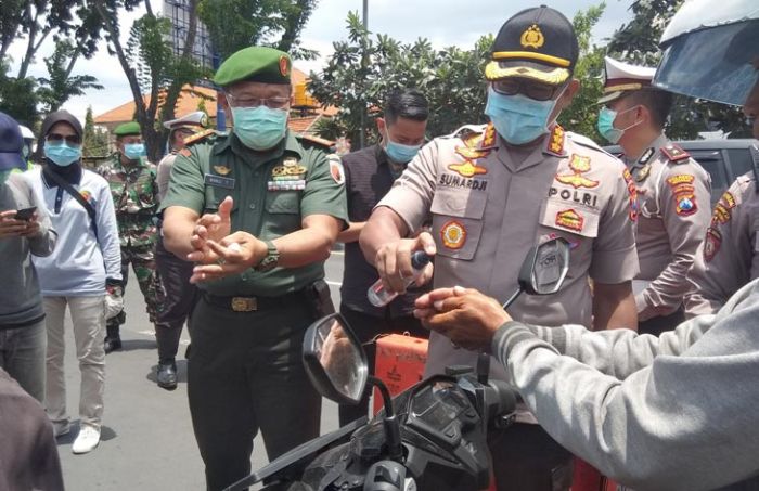 Antisipasi Penyebaran Covid-19, Kapolresta Sidoarjo Bagikan Masker dan Semprotkan Hand Sanitizer