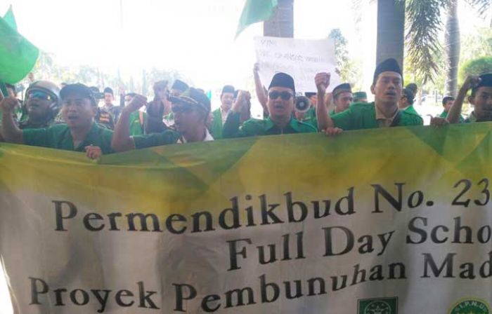 Tolak FDS, PC Ansor Gresik Demo Pemkab, Dispedik dan Polres