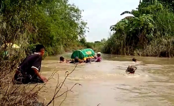 Tak Ada Jembatan, Warga Gorekan Lor Gresik Terpaksa 