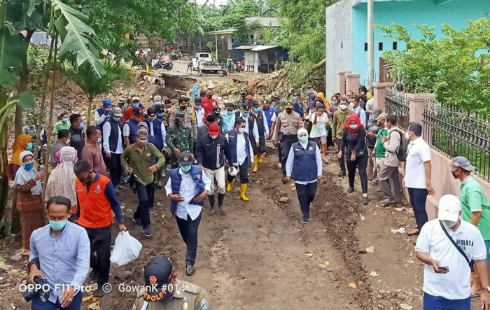 Tinjau Kerusakan Banjir Bandang Pasuruan, Gubernur Khofifah dan Bupati Janjikan Perbaikan