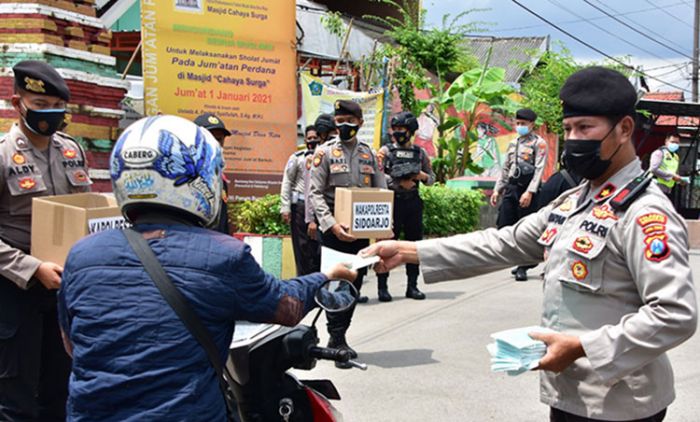 Pandemi Belum Berakhir, Polresta Sidoarjo Masifkan Penyemprotan Disinfektan dan Bagikan Masker