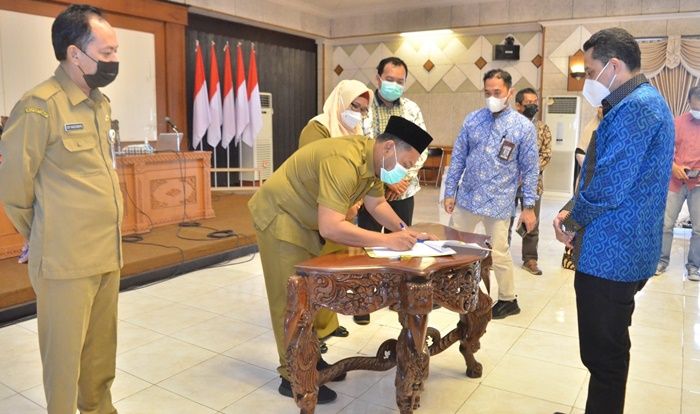 Disaksikan KPK, Bupati Gus Yani Terima Penyerahan PSU 6 Perumahan