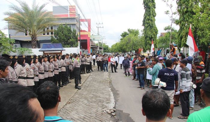 Minta Kades Dicopot, ​Warga Desa Krompol Geruduk Kantor DPMD Ngawi