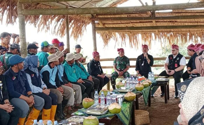 Bupati Kediri Dampingi Menteri Pertanian Tanam Kelapa Genjah Sebar di Lereng Wilis