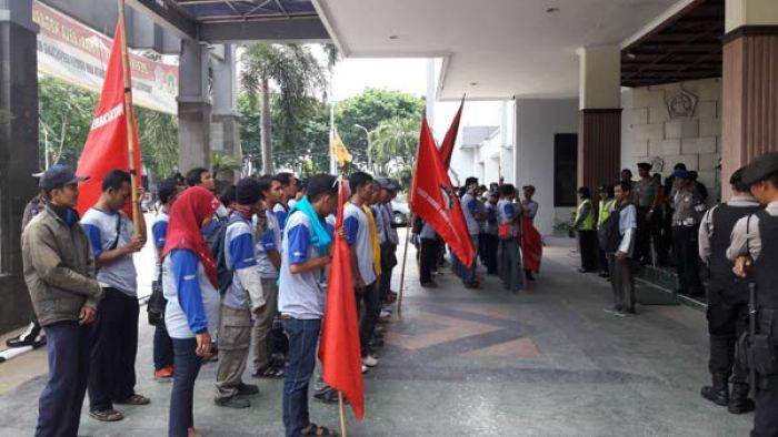 Buruh Kontrak PT Wim Cycle Demo ke Pemkab Gresik