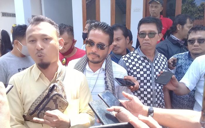 Anggap Ada Upaya Kriminalisasi, Puluhan Jurnalis Geruduk Polsek Giri Dukung Rekan Seprofesi