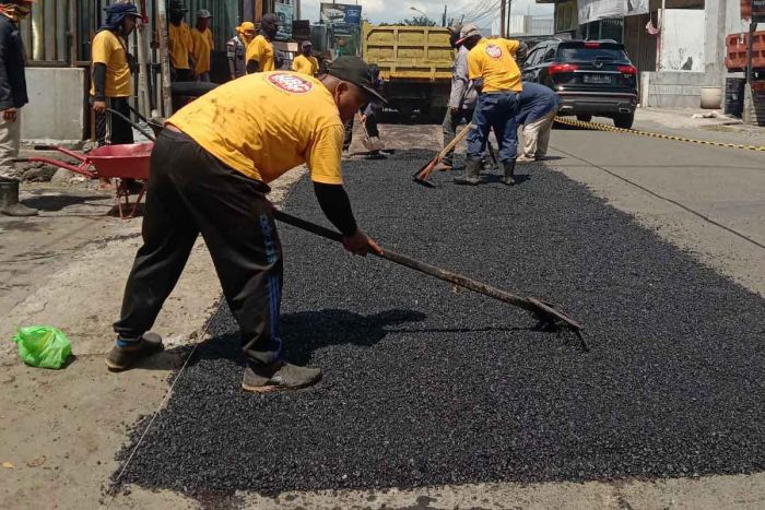 ​Gercep, DPUTR Gresik Aspal Jalan Raya Grogol yang Ditanami Warga Pohon Pisang