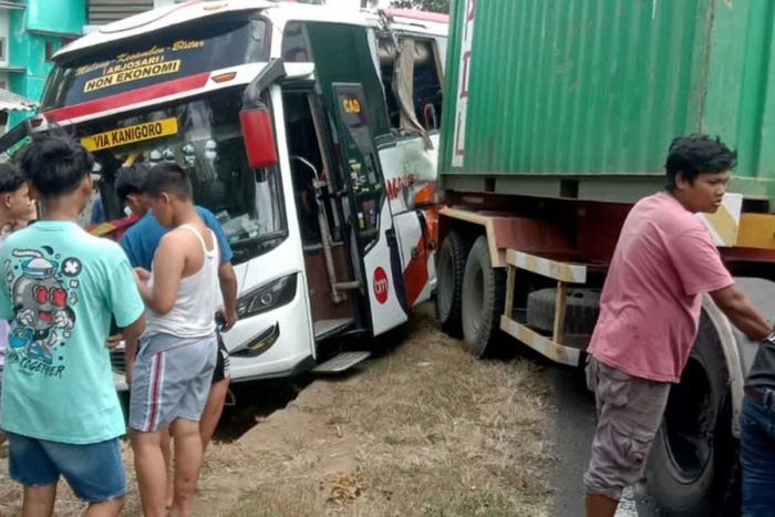 Tak Kuat Menanjak, Truk Kontainer di Blitar Tabrak Bus Bagong