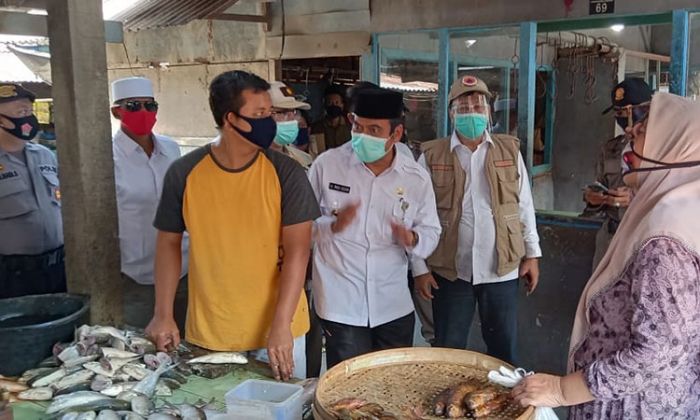 Pastikan Penerapan Protokol Kesehatan, Wabup Qosim Sapa Pedagang Pasar Balongpanggang