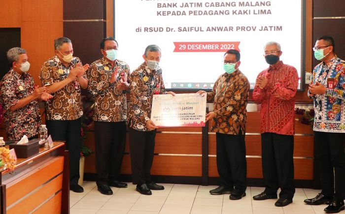 Bank Jatim Serahkan Bantuan Pembangunan Kios Sekaligus KUR untuk PKL di Malang