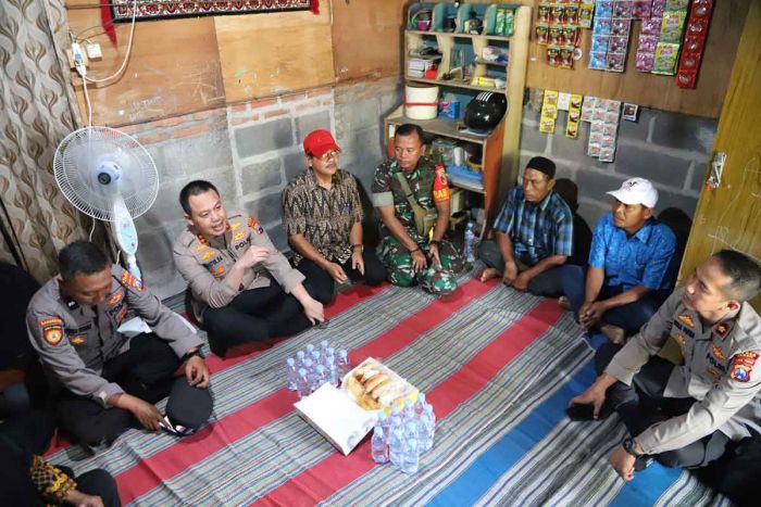 Blusukan ke Rumah Warga, Kapolres Gresik Dengarkan Keluhan Warga Randuagung