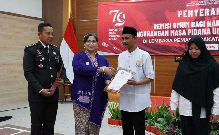 Pj Wali Kota Zanariah Serahkan Remisi Umum untuk Warga Binaan Lapas Kelas IIA Kediri