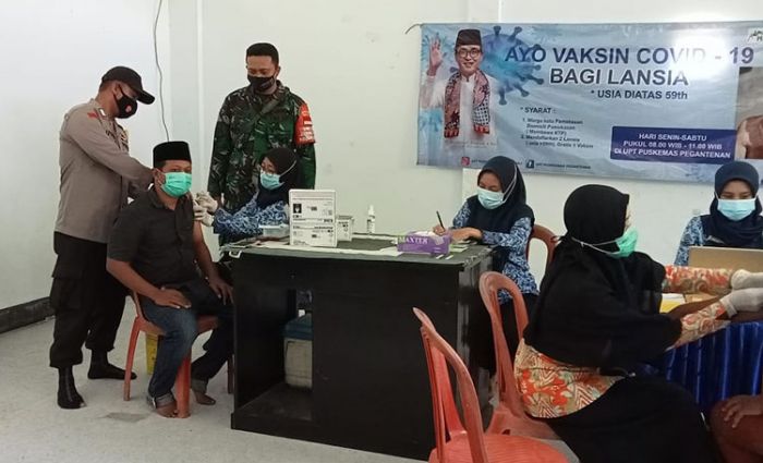 Cegah Sebaran Corona, Pemdes Tebul Barat Pamekasan Gelar Vaksinasi bagi Lansia