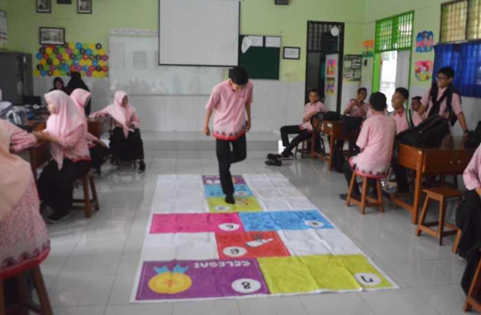 Mahasiswa UM Ciptakan Model Pembelajaran Terintegrasi Teknologi Digital Lewat Permainan Engklek