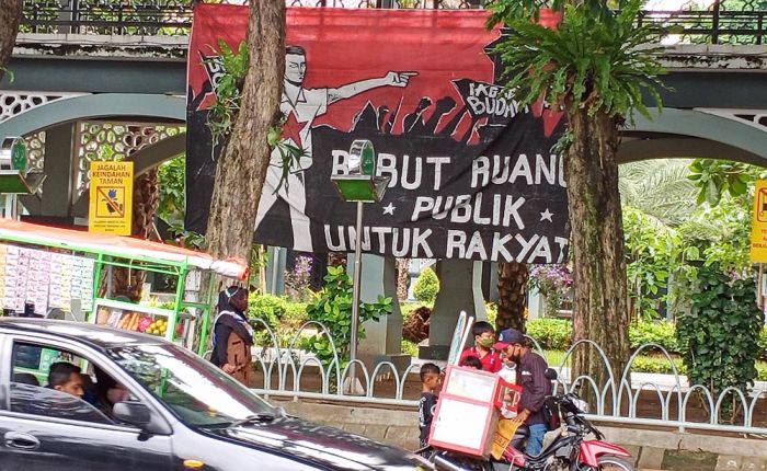 Muncul Spanduk Bertuliskan "Rebut Ruang Publik Untuk Rakyat" di Alun-alun Gresik