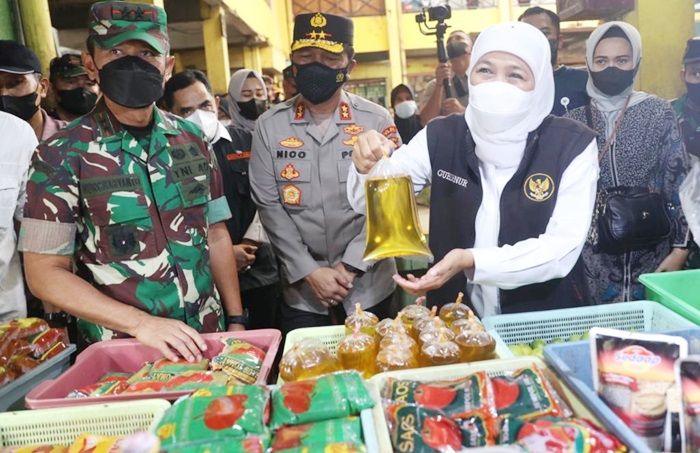 Pastikan Distribusi Minyak Goreng Dekati HET, Gubernur Khofifah Sidak Pasar