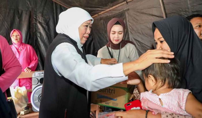 Tinjau Posko Korban Banjir Lahar Dingin dan Longsor Lumajang, Khofifah Beri Suntikan Semangat