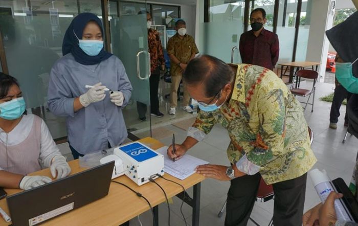 UGM Serahkan 10 Unit GeNose C19 ke Petrokimia Gresik