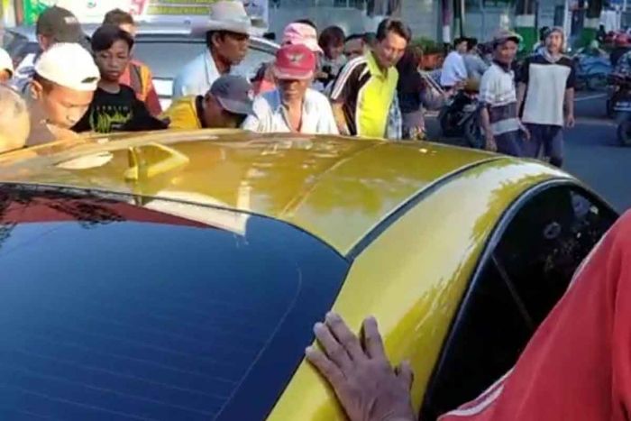 Viral, Mobil Sultan Berwarna Emas Bagikan Uang ke Masyarakat