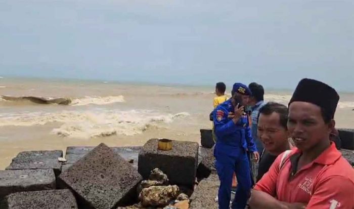 Petugas Gabungan Cari 2 Orang yang Hilang di Muara Tamberu Agung Pamekasan