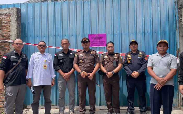 Kejari Tuban Sita Aset Gudang Produksi Rokok Ilegal di Kudus