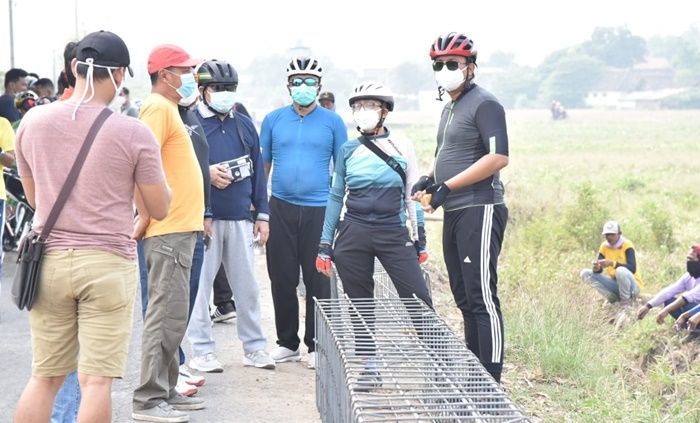 Sidak Betonisasi Jalan di Prambon, Bupati Gus Muhdlor Minta Pengerjaan Tidak Asal-asalan