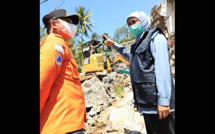 ​Gubernur Khofifah Naik Motor 4 Km, Tinjau Korban Gempa di Lumajang