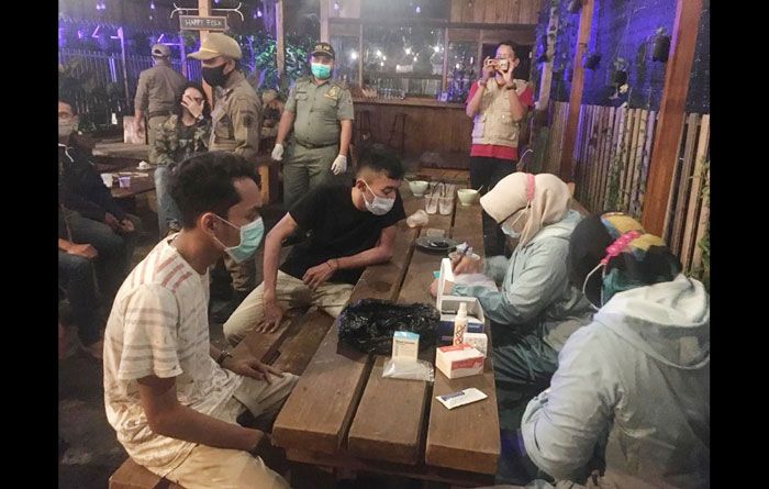 Razia Prokes Kafe di Gresik, 1 Pengunjung Reaktif